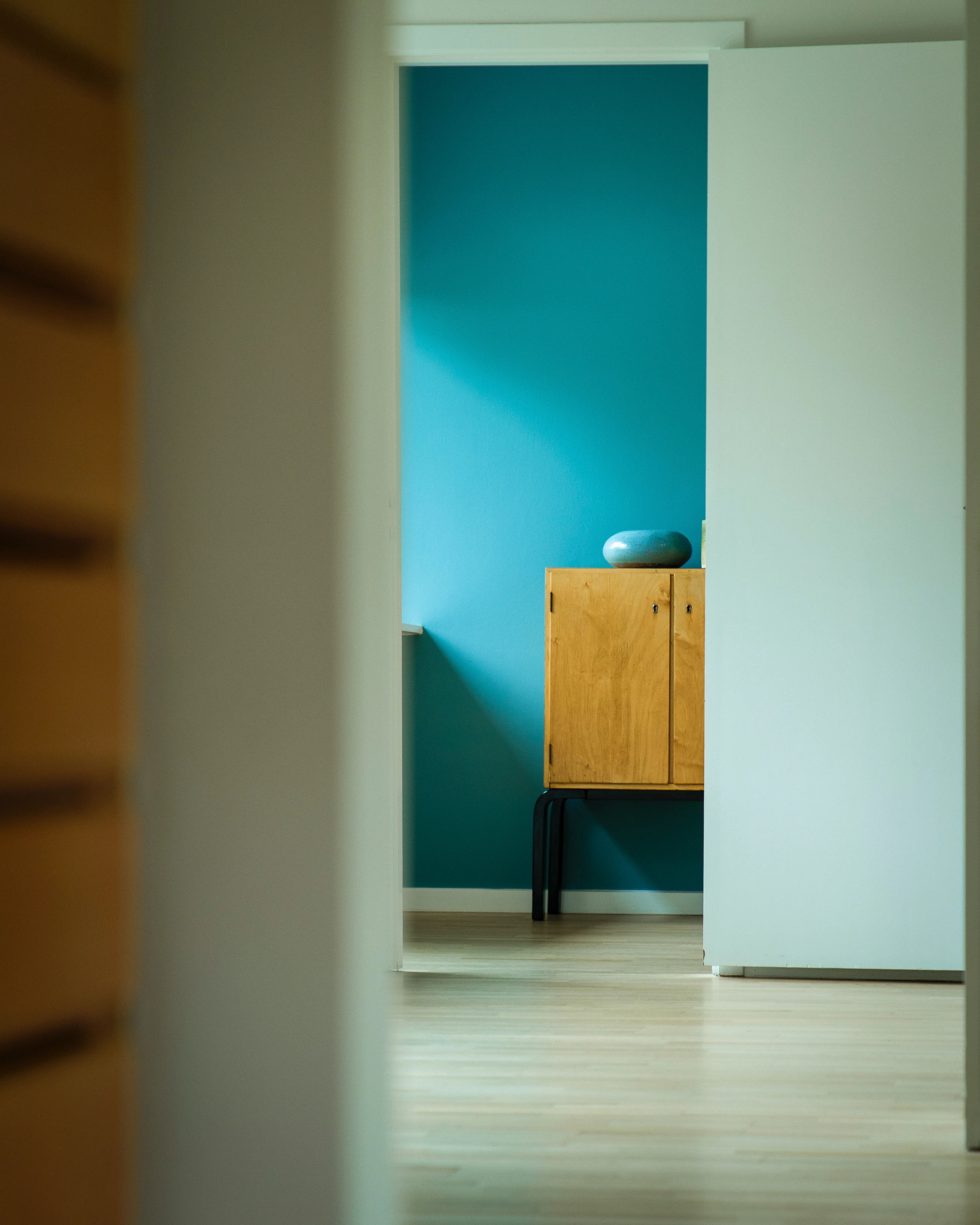 Andet badeværelse i renoveret sen-60’er etplanshus – samme farvetema og materialelogik.